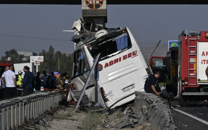 8 людей загинули внаслідок аварії пасажирського автобуса на півдні Туреччини