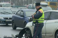 Через необережний маневр на бульварі Перова у Києві автомобіль викинуло на тротуар