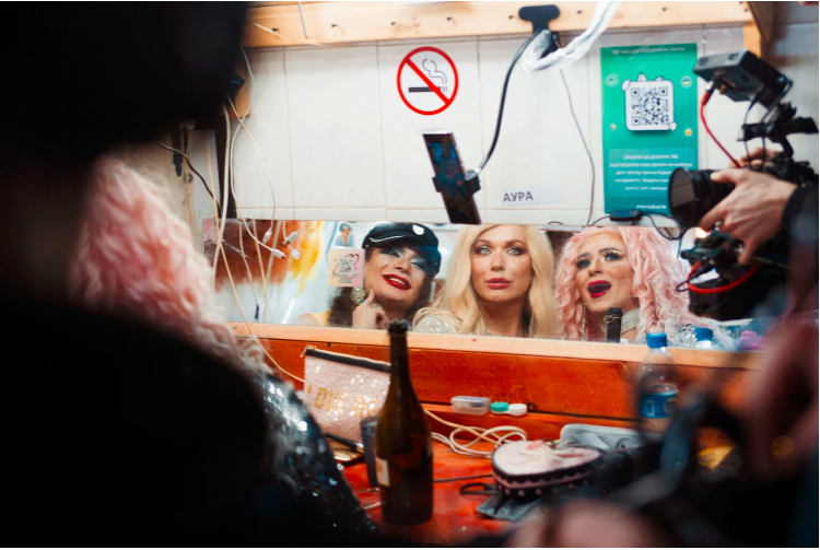 Кадр з фільму 'Королеви радості'.