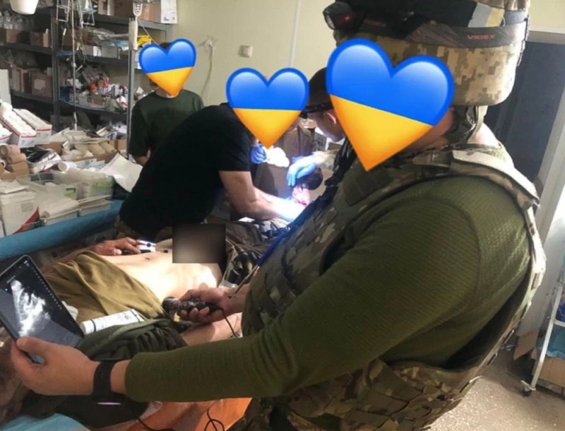 Військовий медик використовує сучасний портативний УЗД-апарат <i>Butterfly iQ+,</i> переданий фондом <i>Razom for Ukraine</i>
і&nbsp;<i>ZDOROVI</i>.&nbsp;