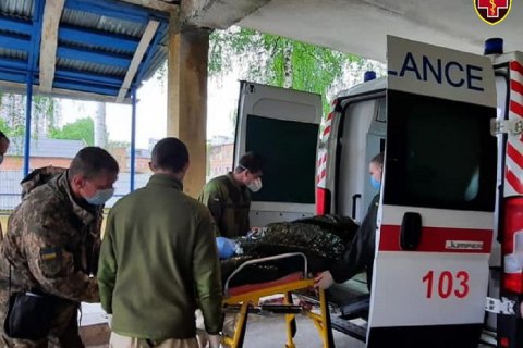 З Харкова літаком евакуювали до Києва трьох поранених і двох хворих військових