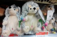 Російські журналісти змусили магазин прибрати із прилавка іграшкових їжаків