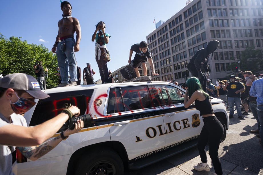 Протестующие громят полицейское авто возле Белого дома, Вашингтон, 30 мая 2020 