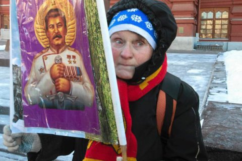 В российском Тобольске избили сорвавшего портрет Сталина пенсионера