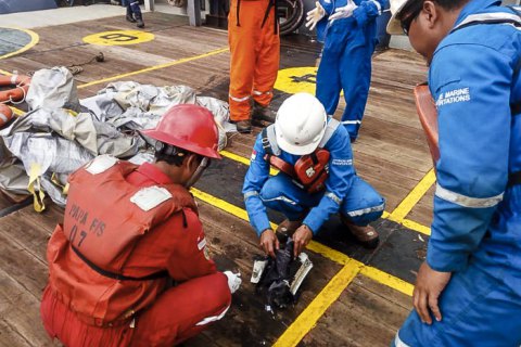 Поисковую операцию на месте крушения "Боинга" в Индонезии продлили на три дня
