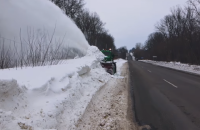 В "Укравтодоре" показали чудо-технику, которая срезает снежные валы на дорогах