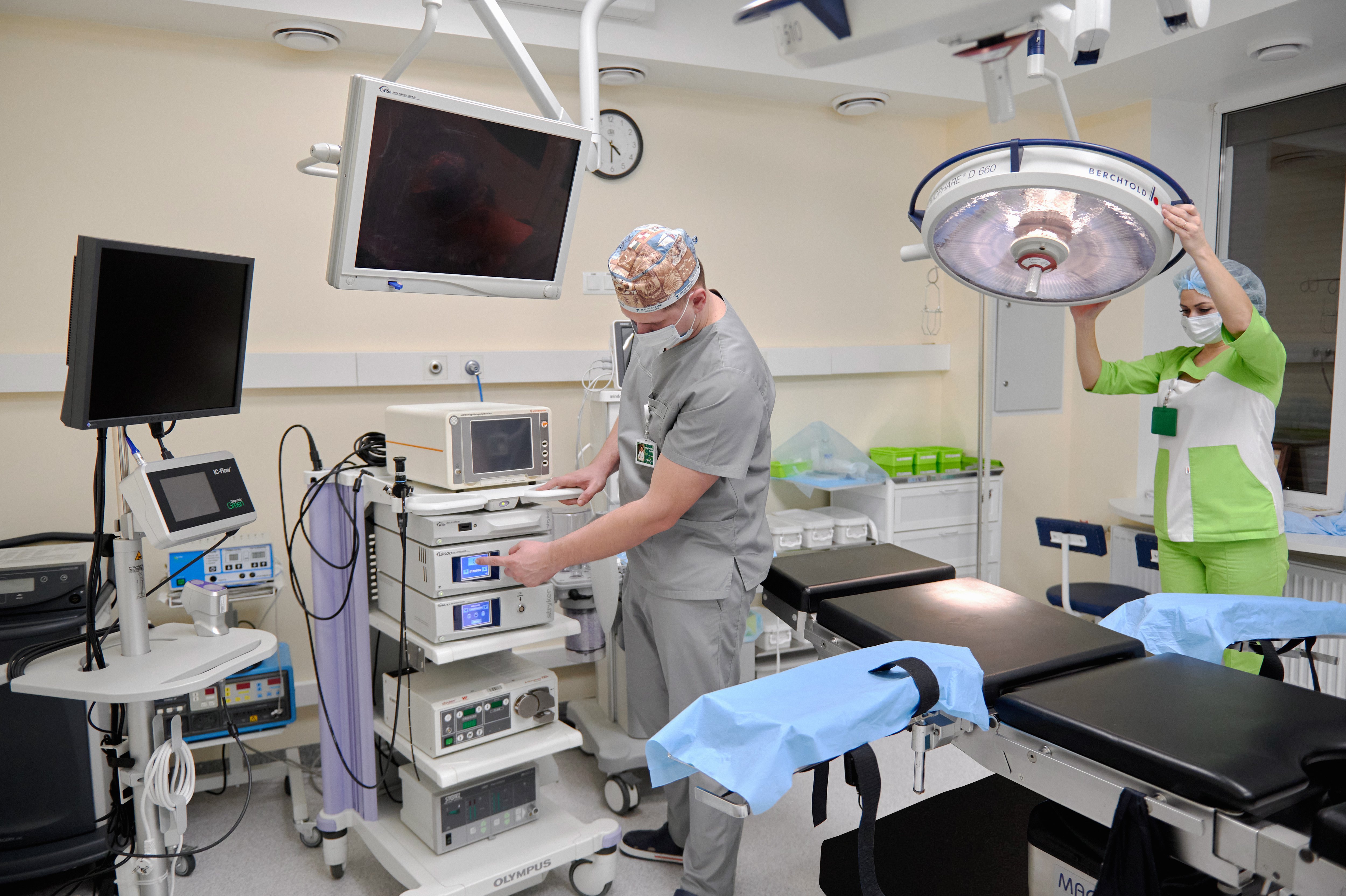 Хирурги выполняют сложнейшие операции, в том числе лапароскопические —без больших разрезов, через проколы
