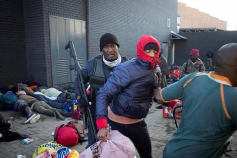 В ЮАР более 70 человек погибли в результате беспорядков после заключения экс-президента