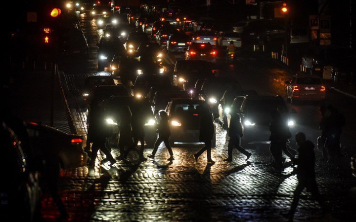 У Києві протягом жовтня в ДТП загинуло 15 людей, 11 з них - пішоходи. Але річ не лише у вуличному освітленні 