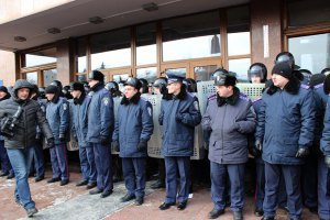 Бійці Внутрішніх військ сплять на підлозі в Кабінеті Міністрів