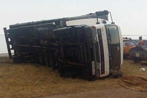 У Херсонській області порив вітру перекинув вантажівку на людину