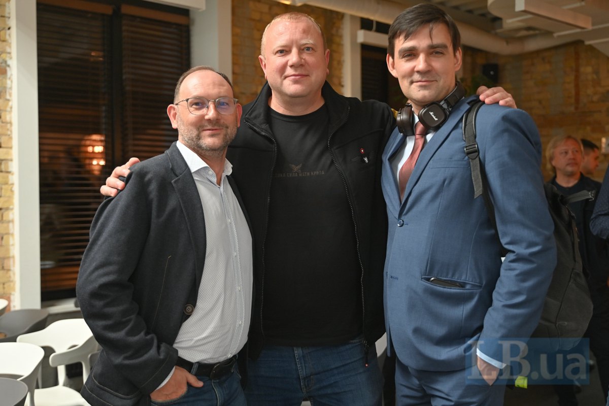 Зліва-направо: програмний директор Internews Ukraine Андрій Кулаков, голова Місії Світового Конгресу Українців в Україні Андрій
Шевченко і головний експерт з медіаправа Центру демократії та верховенства права Ігор Розкладай