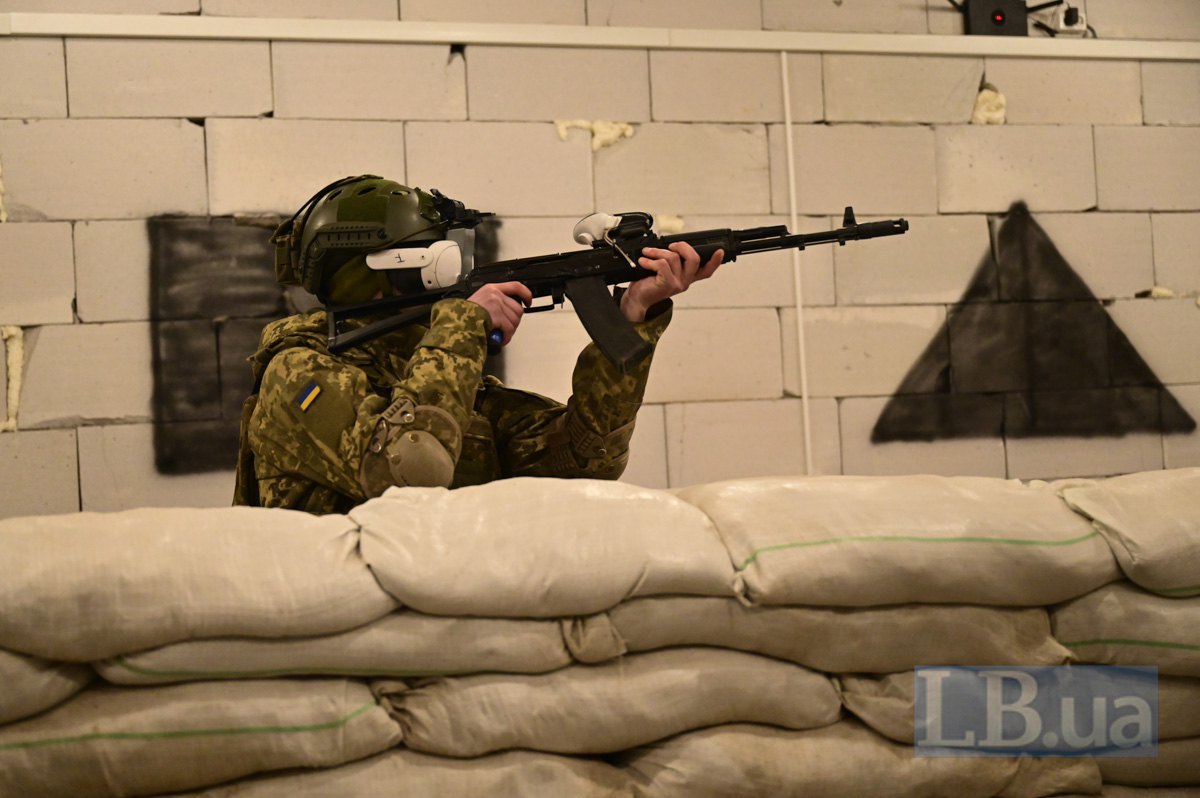 Рекрут працює у VR-окулярах