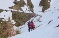 В горах на Закарпатье до сих пор ищут мужчину, который катался на снегоходе и заблудился (обновлено)