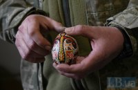 «Хлопці хочуть писанок на згадку». Історія писанкаря на фронті