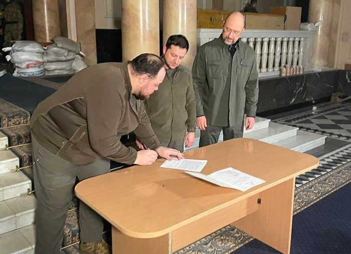 Президент України Володимир Зеленський підписав заявку на членство в Європейському Союзі. 28 лютого 2022,