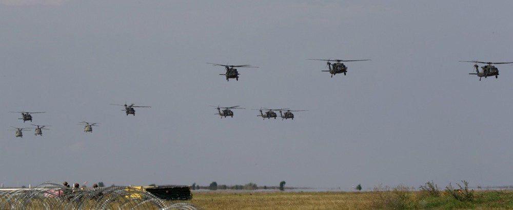 Американські військові гелікоптери зі складу 101-ї американської повітряно-десантної дивізії у супроводі румунських гелікоптерів
під час навчань НАТО поблизу міста Констанца, Румунія. 