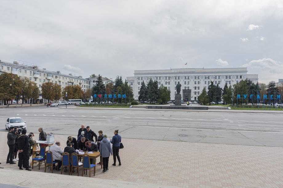 Центр Луганська, 24 вересня 2022-го. А так виглядає голосування здалеку.