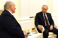 Путін обговорює з Лукашенком, чи буде Білорусь існувати самостійно, – Подоляк