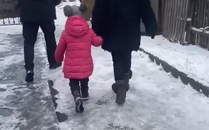 Поліцейські вивезли з Авдіївки сім'ю з 5-річною дівчинкою