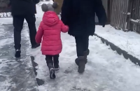 Поліцейські вивезли з Авдіївки сім'ю з 5-річною дівчинкою