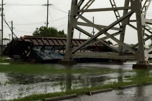 В Луизиане шквальный ветер сдул с моста поезд
