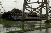 У Луїзіані шквальний вітер здув потяг з мосту 