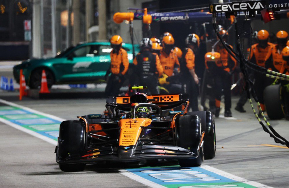 Ландо Норріс після піт-стопу виїжджає на трек