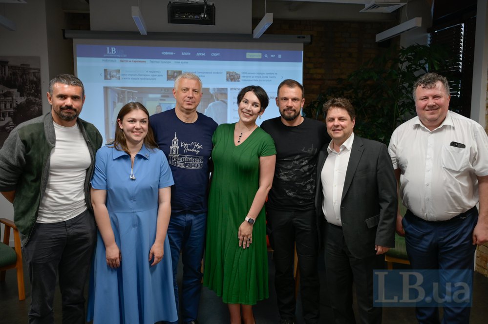 Group photo of participants after the discussion