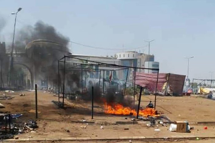 Дым над штабом суданской армии в Хартуме, Судан, 3 июня 2019.