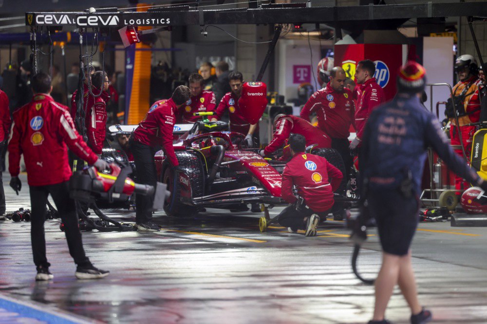 Механіки «Феррарі» працюють над болідом Гемілтона