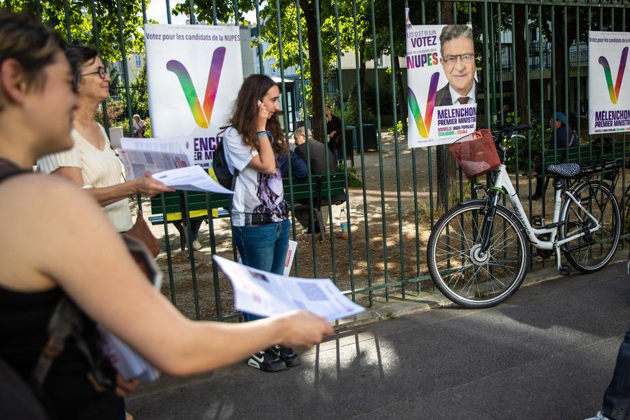 Прихильники Жан-Люка Меланшона збираються на мітинг підтримки під час виборчої кампанії у Парижі, 1 червня 2022 року.