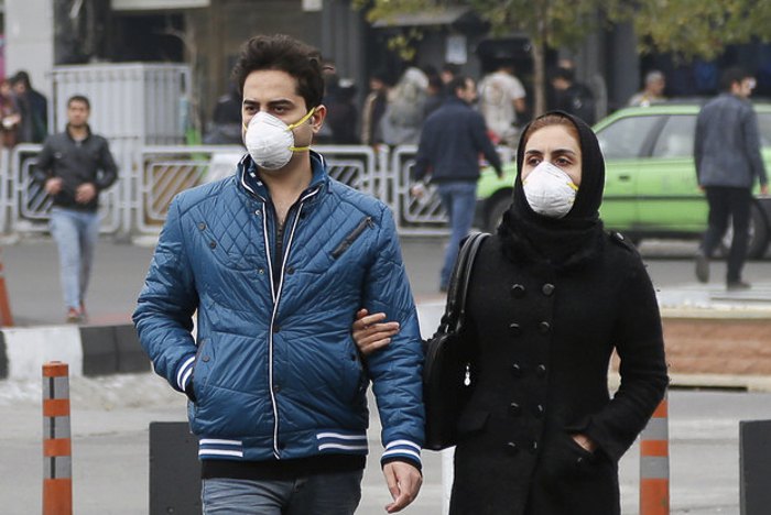 Иранцы в масках на улице Тегерана, 19 декабря 2015, загрязнение воздуха в столице Ирана в семь раз превышало норму.