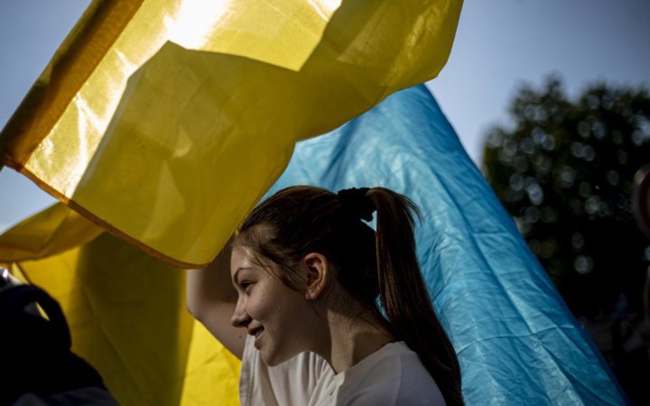 ​За кордоном через війну перебуває 5,6 мільйона українців, - НБУ