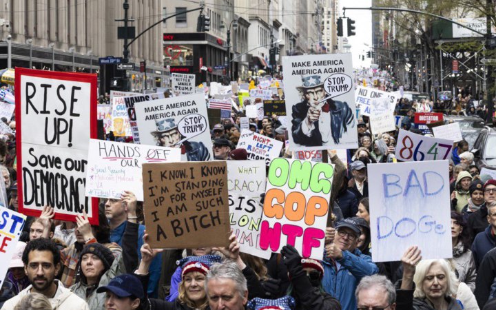 У США проходять масштабні протести проти політики Трампа. Заплановано 1200 демонстрацій по всій країні