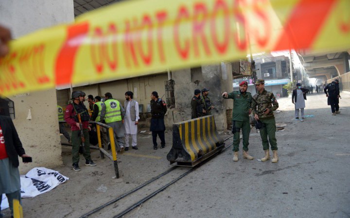 У Пакистані терористи-смертники атакували штаб прикордонної служби, вбивши військових