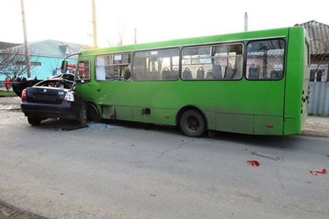 При столкновении автомобиля с маршруткой в Балаклее погибли два человека