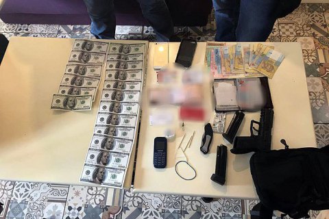 В Киеве поймали мужчину при попытке продать 3500 поддельных долларов (обновлено)