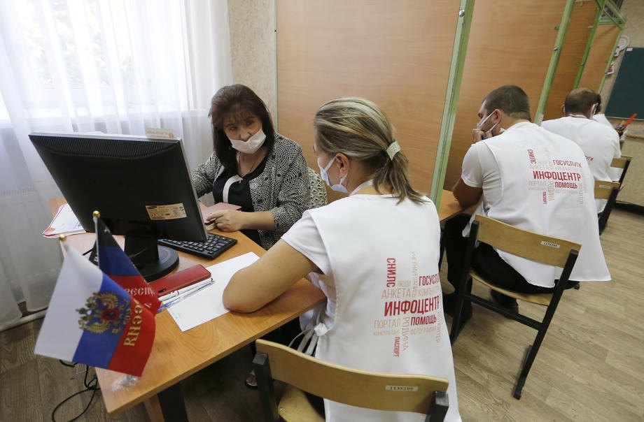 Жителі окупованого Донбасу голосують онлайн під час виборів до парламенту РФ, Донецьк, 18 вересня 2021 р.