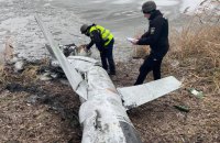Уламки російської ракети дістали з озера одного із районів Київщини