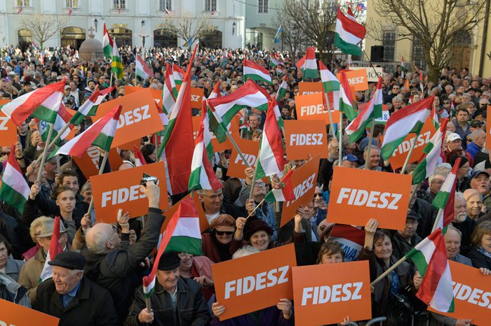 Сторонники Виктора Орбана во время предвыборного митинга, 06 апреля 2018.