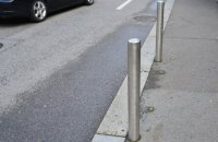 Новые стройнормы предусматривают установку металлических столбиков на тротуарах перед пешеходными переходами