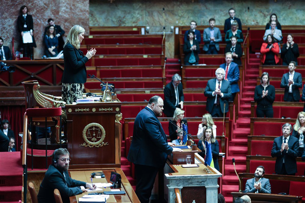 Голова Верховної Ради України Руслан Стефанчук (у центрі) виступає з промовою перед Національними зборами Франції, Париж, 31 січня 2023 р.
