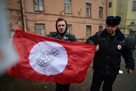 В Петербурге консульство Украины закидали яйцами и файерами