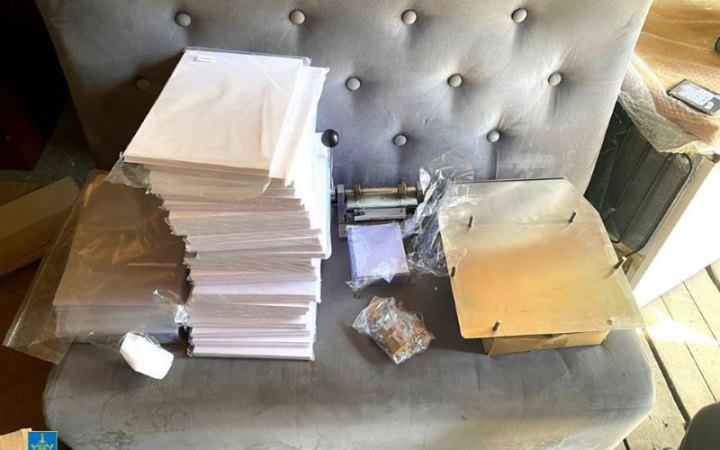 У Хмельницькому викрили підпільну друкарню з виробництва фальшивих документів