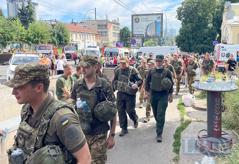 Черга швидких перед лікарнею