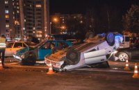 В Киеве водитель на Ланосе, убегая от полиции, перевернулся и разбил три авто