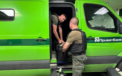 Гривні для українців: як інкасатори возять готівку в гарячі точки 
