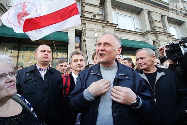 Николай Статкевич ( в центре) во время митинга