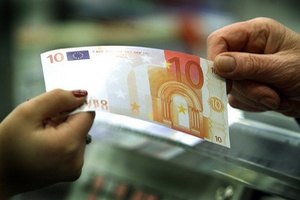Курс євро обновив мінімум до долара